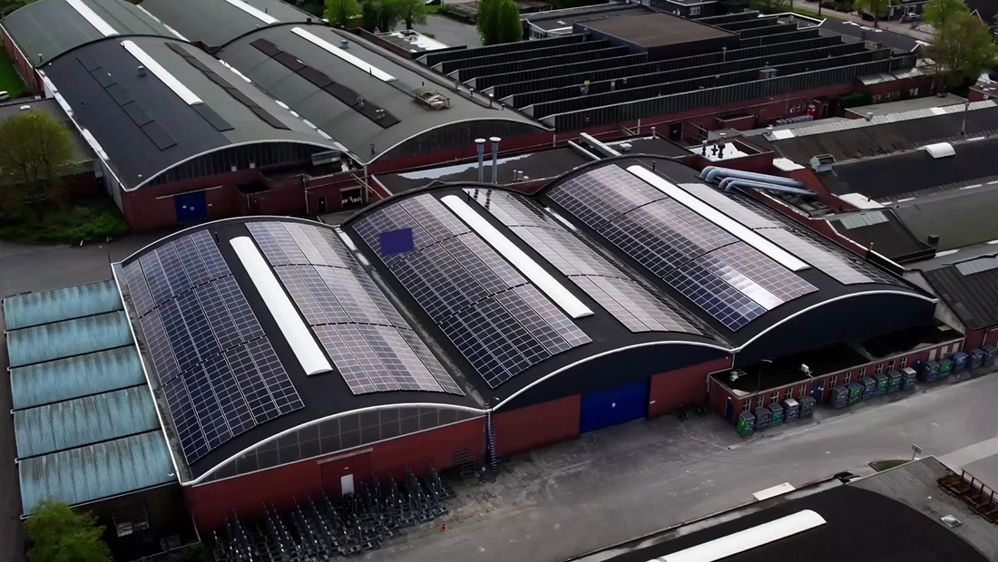 970 Solarpanels installiert auf der Fabrikshalle von Mark Climate Technology